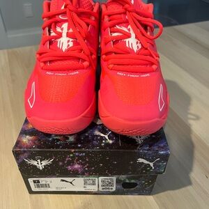 Puma M.E.L.O - melo size US 7 - MB01 Jr Breast cancer awareness. like brand new